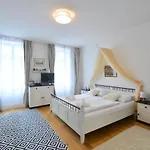 Vintage Apartment With Balcony And Parking I